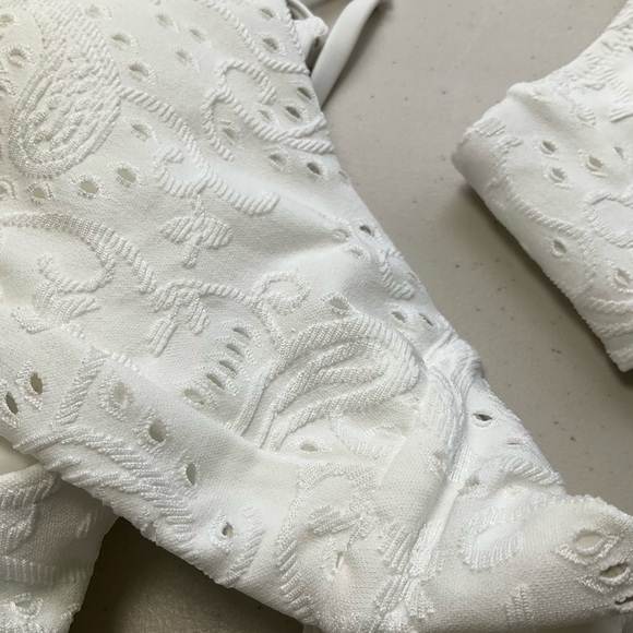 Berlook Bikini Set Medium White Textured Twist Bralette Top Tie Bikini Bottom - Picture 10 of 11